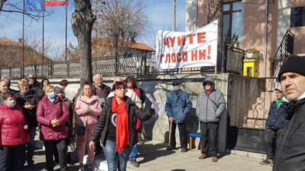 Жители на Обзор блокираха пътя Варна-Бургас