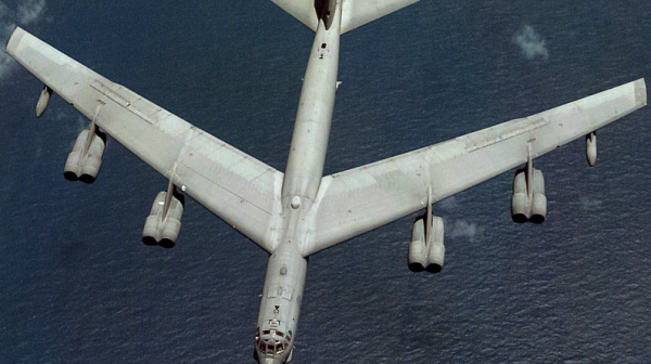 B-52 над Карибите: Американски бомбардировачи и крайцер маневрират около Каракас