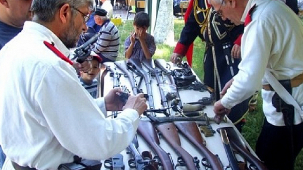 МВР конфискува антикварни оръжия от дружество за възстановки на Руско-турската война