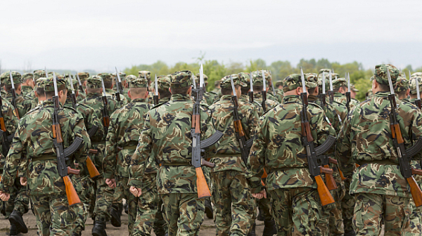 Войната в Украйна и некомплектът на армията вдигнаха заплатите на военните