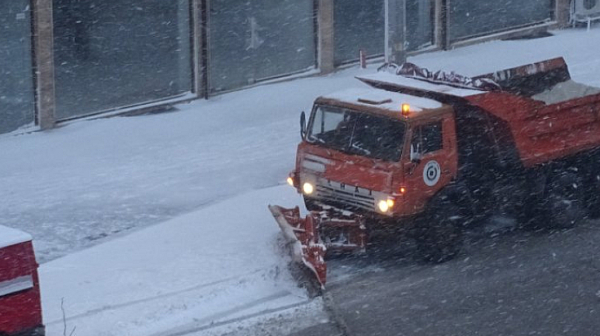 Близо 500 снегорина обработват републиканските пътища