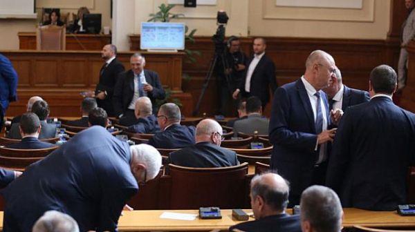 Парламентът заседава извънредно за COVID-19, изслушват премиера Борисов