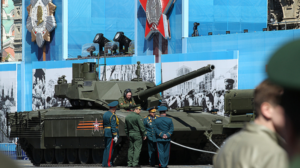 Русия вкара прехваления си танк ”Т-14 Армата” в Украйна, той закъса на парад в Москва преди време