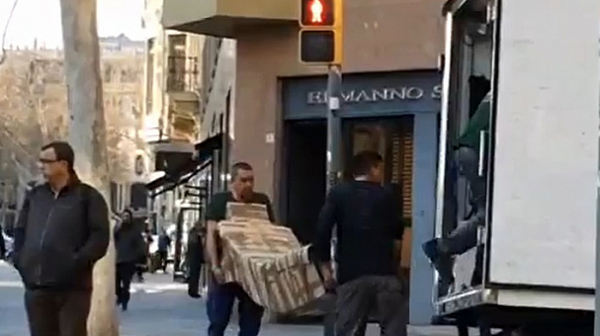 Изнасят мебелите от затворения бутик на Борислава Йовчева в Барселона