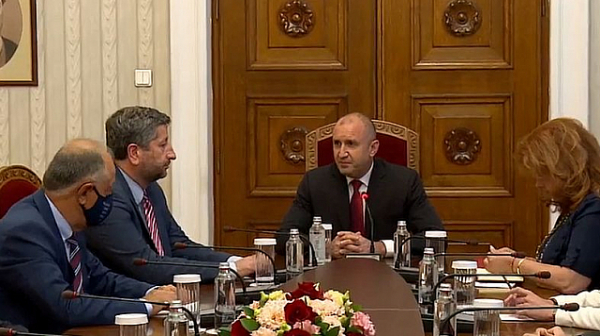 Консултациите продължават: ”Демократична България” се срещна с президента