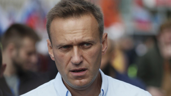 Навални излезе от кома. Реагира на говор