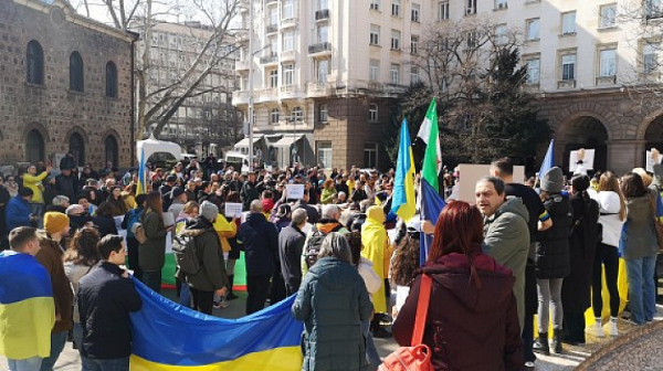 Протест на “Дондуков 2” в подкрепа на украинците и против войната