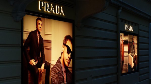 Италианският моден гигант Prada придобива Versace за 1,3 млрд. евро