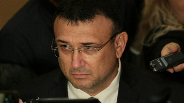 Младен Маринов се извини пред журналисти, но не и пред жертвите в пленарната зала