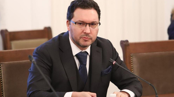 Прокурорският син от Перник да се предаде, зове министър Митов