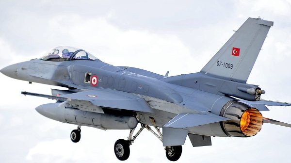 Турски изтребители свалиха дрон без идентифициран оператор над Черно море