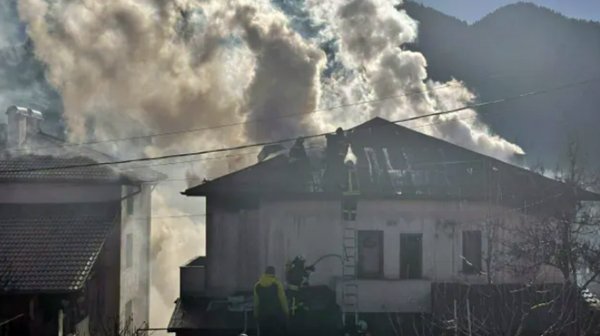 Пожари в Смолян и Сливен: Пострадал мъж и квартал без електрозахранване