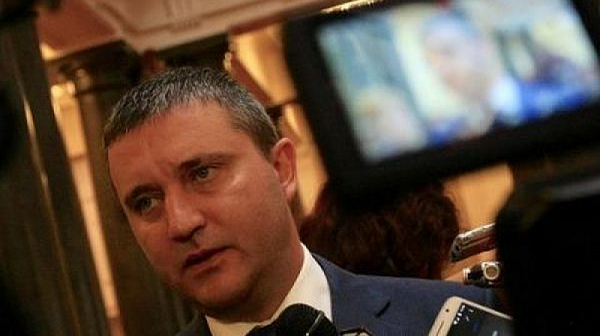 Колебливият Горанов оттегли предложението за лотарийните такси