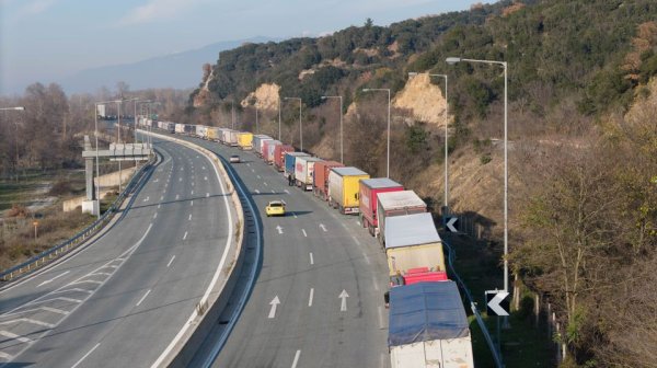 Гръцките фермери свалят пътните блокади за празниците