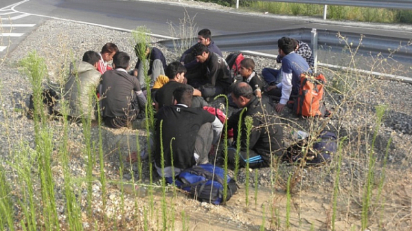 Заловиха 81 мигранти в къща до българската граница