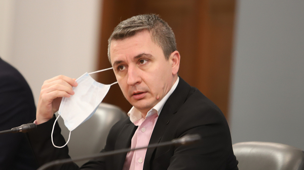 Енергиийният министър: Борисов и бивши министри преписват като ученици. Грешно.