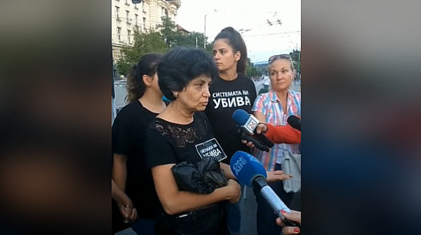 Жена заплаши да се самозапали, ако полицията посегне на лагера на майките от ”Системата ни убива”