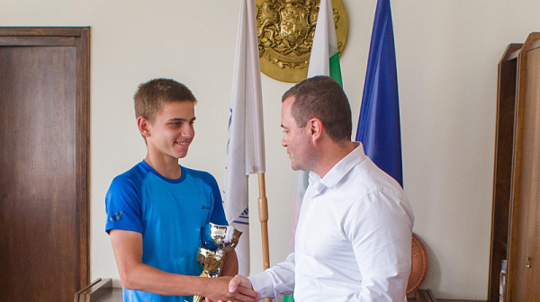 Кметът награди русенската тенис надежда Александър Митев