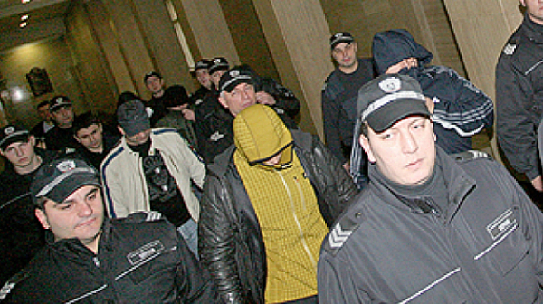 Полицията издирва трима от 