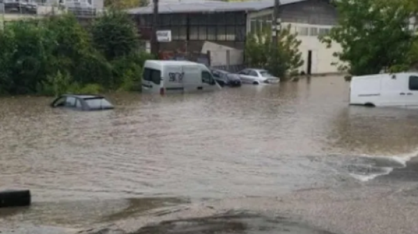 Русе под вода: Проливен дъжд наводни улици и заклещи автомобили
