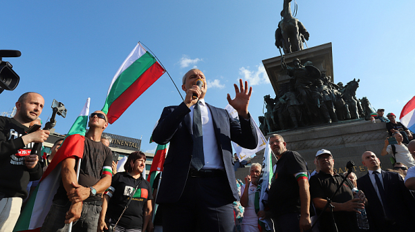 Привърженици на „Възраждане“ протестират пред парламента, крещейки „Оставка“