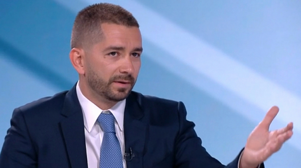 Политологът Слави Василев: Юмрукът ще е основна част от предизборната кампания на Радев