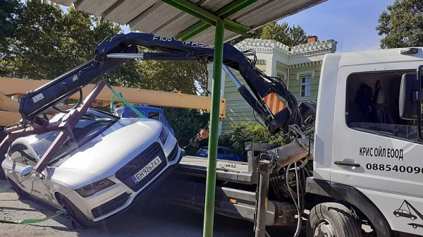 Общински паяк потроши луксозно возило в Плевен