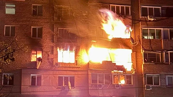 Поредна руска атака уби двама и рани осем души в Днипро