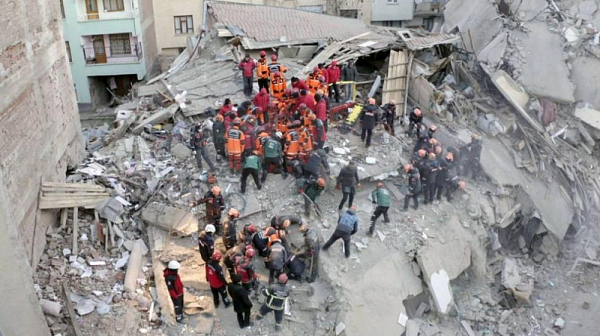 Босненско семейство поиска да осинови бебето, родено под разрушена сграда в Сирия