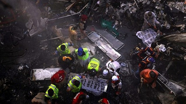 Пакистан потвърди смъртта на 97 души от разбилия се самолет
