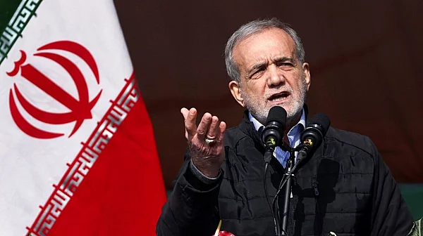 Контраатака на властта: Хиляди излязоха в подкрепа на правителството в Техеран