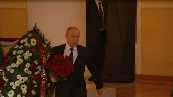 Путин се появи на погребението на Жириновски (видео)