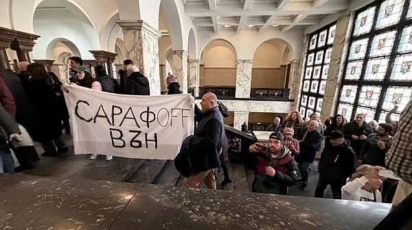 Протест пред ВСС срещу Сарафов, демонстранти влязоха в сградата за „граждански арест“