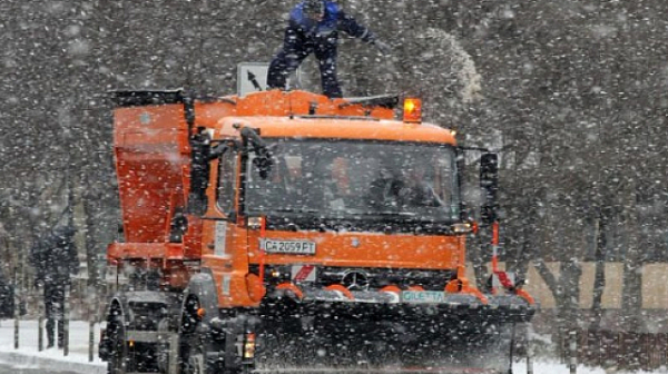 Над 1800 машини чакат сигнал за чистене на снега