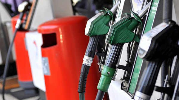 Мярката от 25 стотинки на литър гориво да продължи още месец, предлага МФ