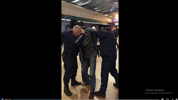 Видео показва как полицаи арестуват мъж без маска в метрото. После скачат на записващия