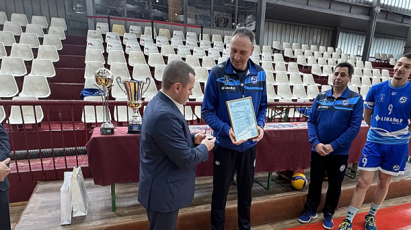 Кметът Пенчо Милков удостои със златна значка треньора на „Дунав“-Русе Красимир Миронов