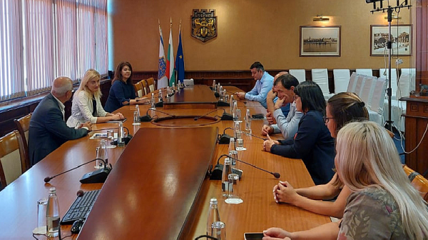 Министър Динкова: Обмисля се създаване на туристическа полиция