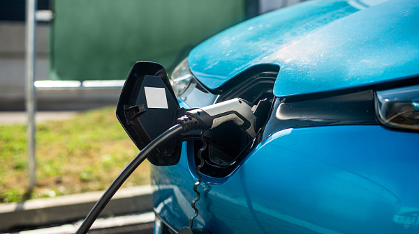 Plug-in хибридите замърсяват 5 пъти повече и струват по-скъпо от очакваното