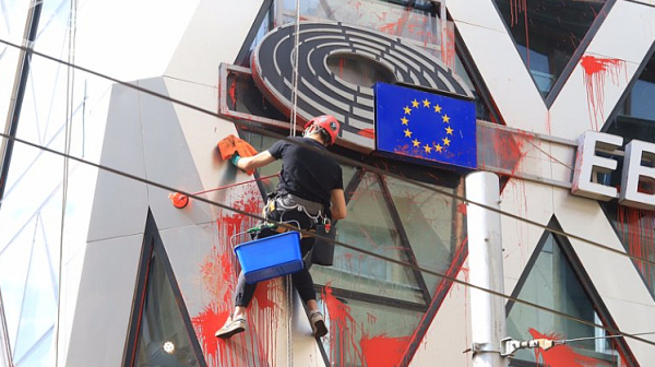 СРП образува дело за хулиганство заради червената боя по Дома на Европа в София