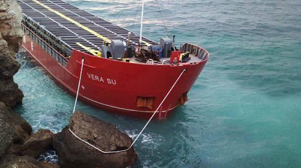 Екокатастрофа грози Черно море заради заседналия край Камен бряг кораб