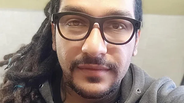 Хлябът поскъпна над сто пъти, интернетът спря, страхът остана: Говори Мехран Давари от Техеран