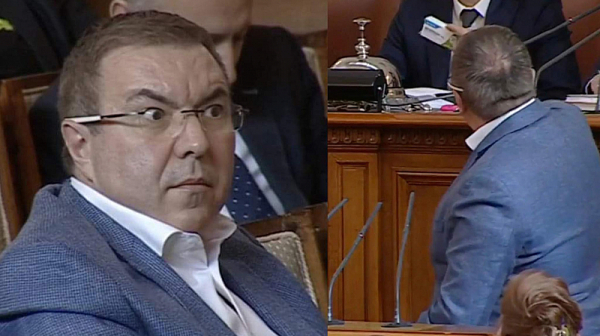 Костадин Ангелов „изписа“ хапчета на зам.-председател на НС
