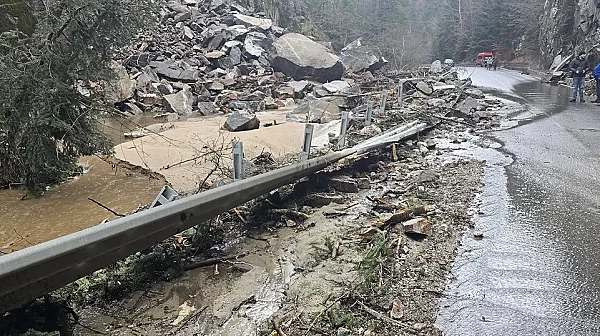 Пороите в Южна България: Затворен е пътят Велинград–Сърница, протест заради Чепинска река