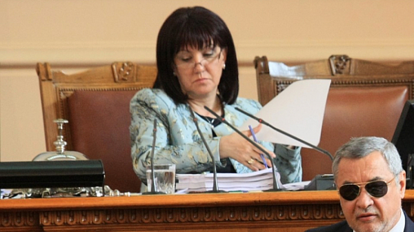 След дъжд качулка: Караянчева се извини за заплатите: Снощи сгреших!