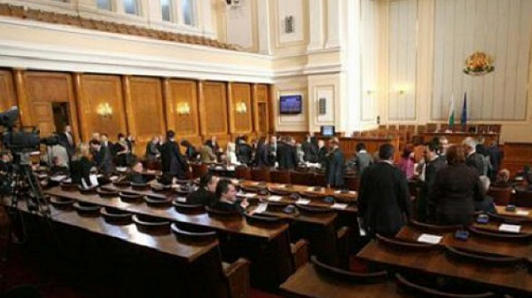 Парламентът се труди цели 43 минути; Волен и Лилито вече не са депутати