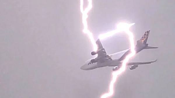 Мълния удари самолет над Варна: Зрелищни кадри и доказана авиационна сигурност