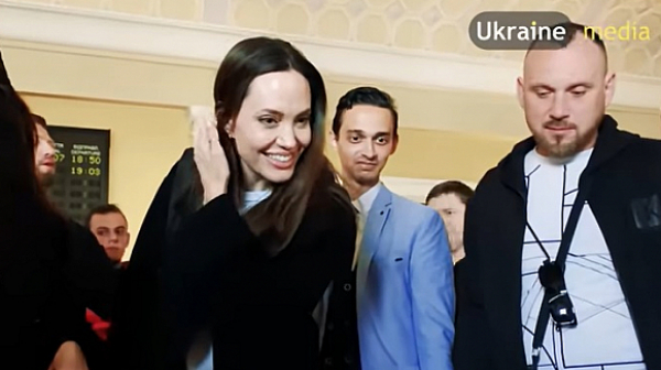 В Русия се задавиха от завист заради посещението на Джоли в Украйна