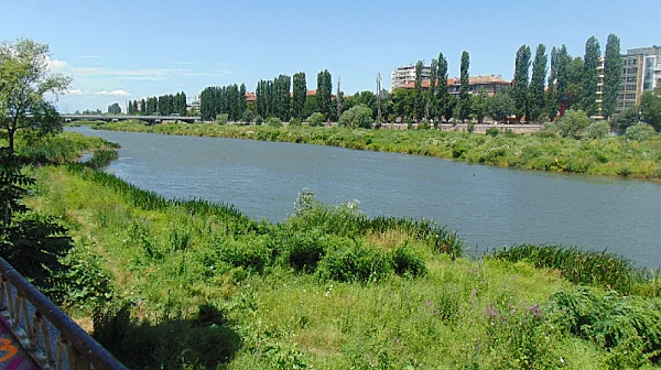 Корупция или законен проект? Пловдивчани на протест заради строеж на брега на Марица