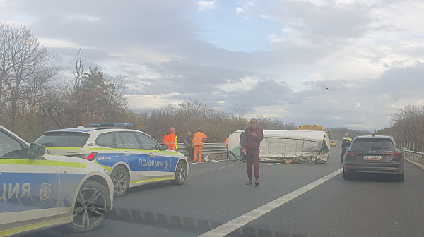 Бус се обърна на АМ 